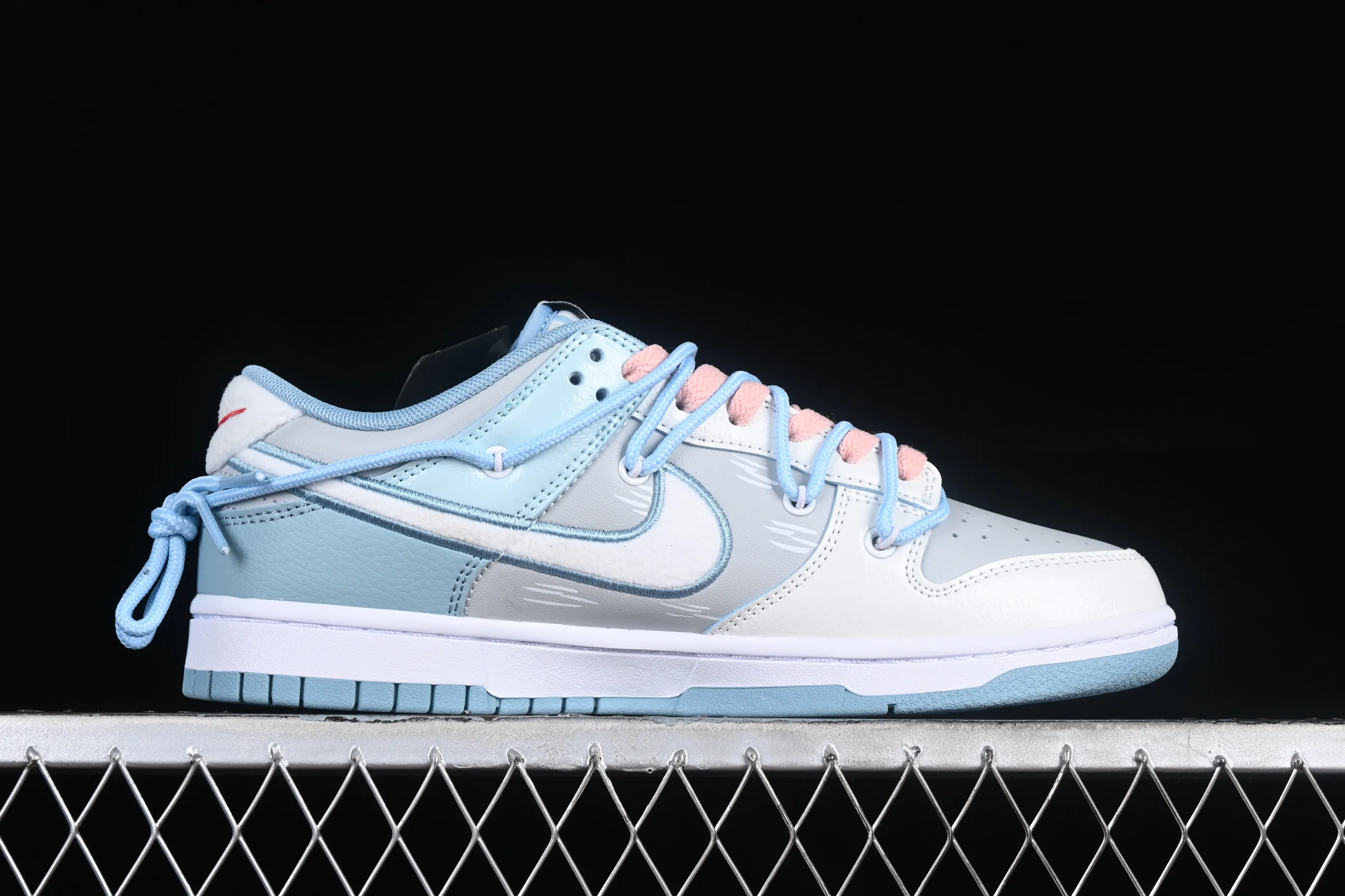 All Categories Nk SB Dunk Series Nk SB Dunk Low Low-top sneakers Nk Dunk Low CNY Made in Cass Hand-painted rabbit Gray blue and white SB strap deconstructed low-top casual sneakers FB1871-011
